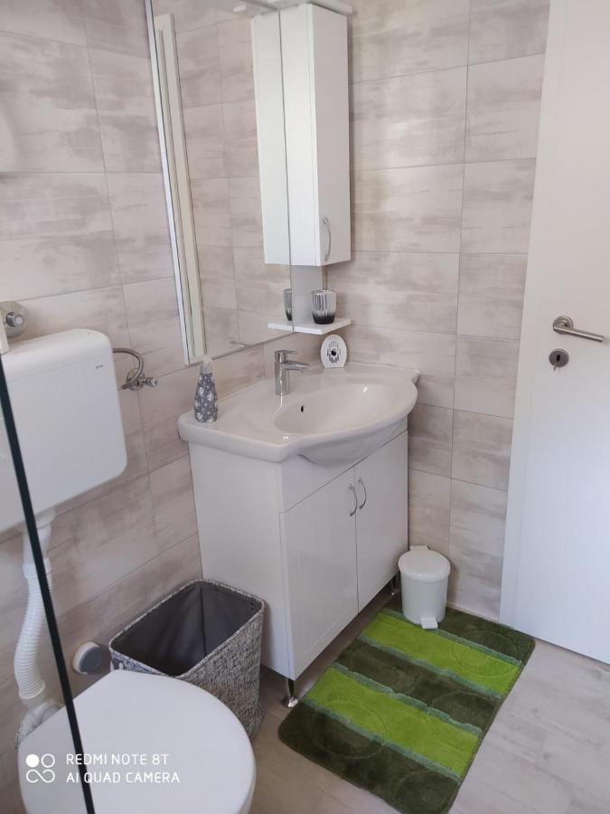 Apartmani Ana Vir Exteriér fotografie